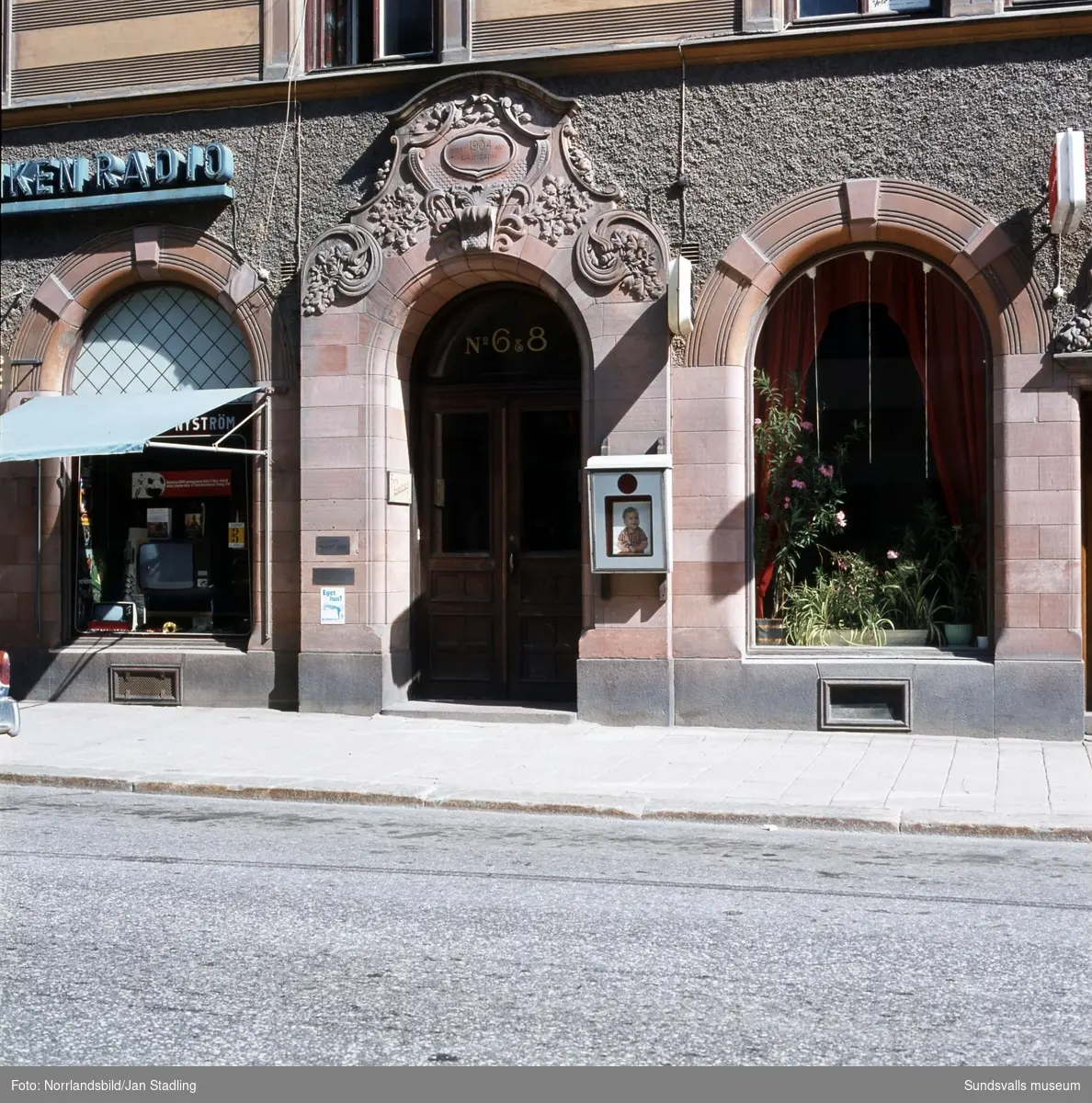 Huset vid Storgatan-Tullgatan med bland annat Heselius och Kaffestugan. Detaljbild av porten vid Storgatan 6-8.