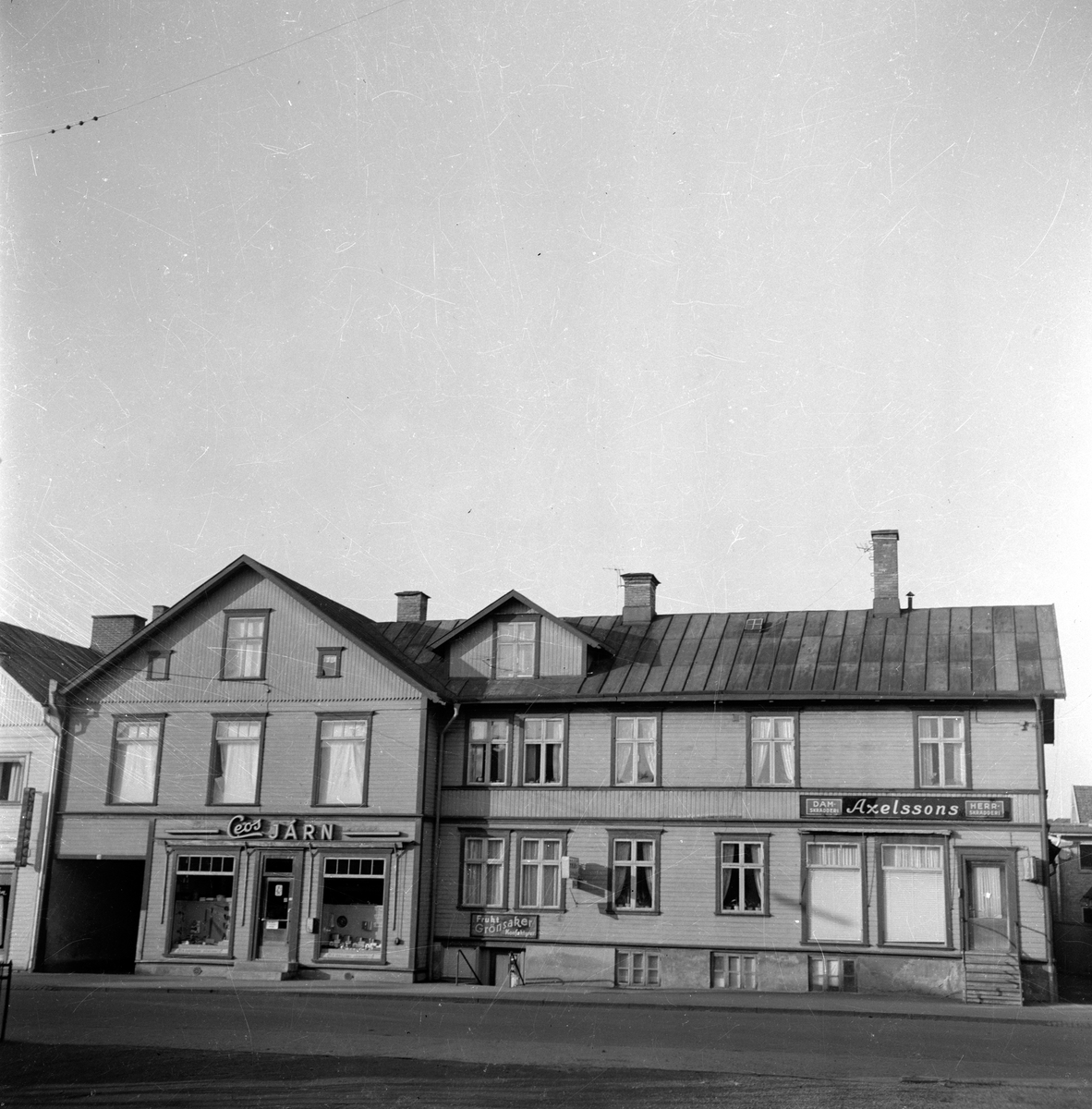 Tre affärer ligger i detta hus på Rosenborgsgatan 26 i Huskvarna, Ceos Järn, Frukt Grönsaker konfektyrer och Axelssons Dam- och Herrskrädderi.