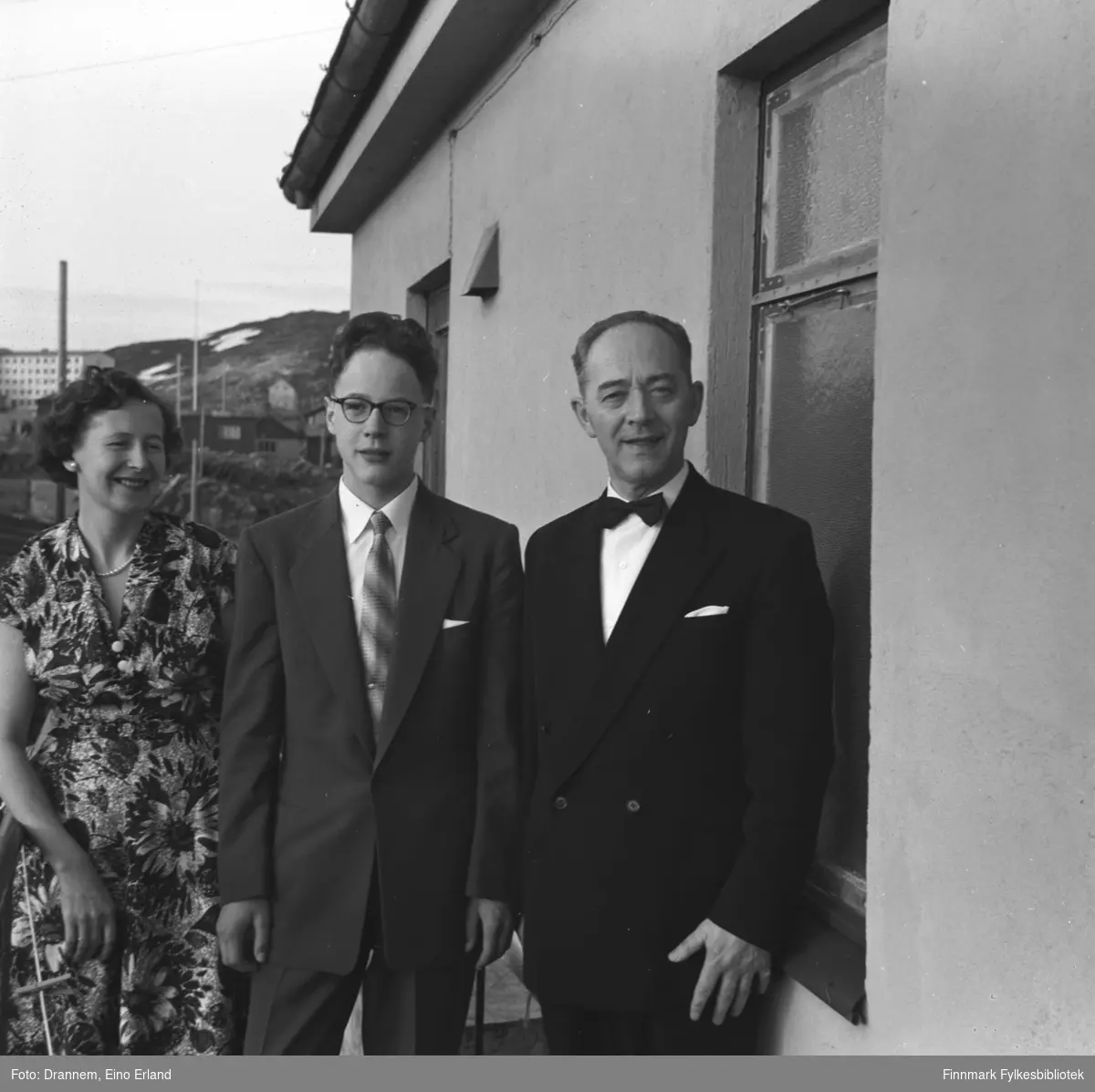 17. mai feiring på leiligheten til familien Drannem i Hammerfest. I bildet fra venstre til høyre Reidun Sørensen, sønn; Arvid Sørensen og Olav Sørensen. Sønnen Arvid Sørensen var konfirmant ca. 1950.