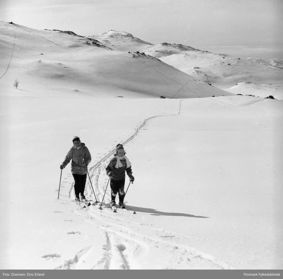 Påsketid. Turid Lillian med sin mor Jenny Drannem på skitur