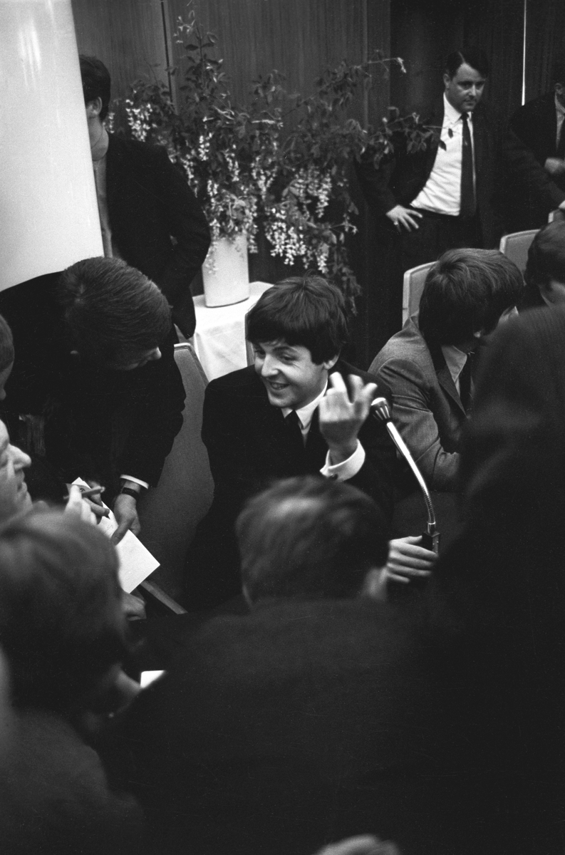 Det engelske bandet The Beatles skal ha konsert i København. Pressekonferanse med popgruppas medlemmer. Her sitter fra venstre Paul McCartney, George Harrison og John Lennon og svarer på spørsmål fra pressefolkene.