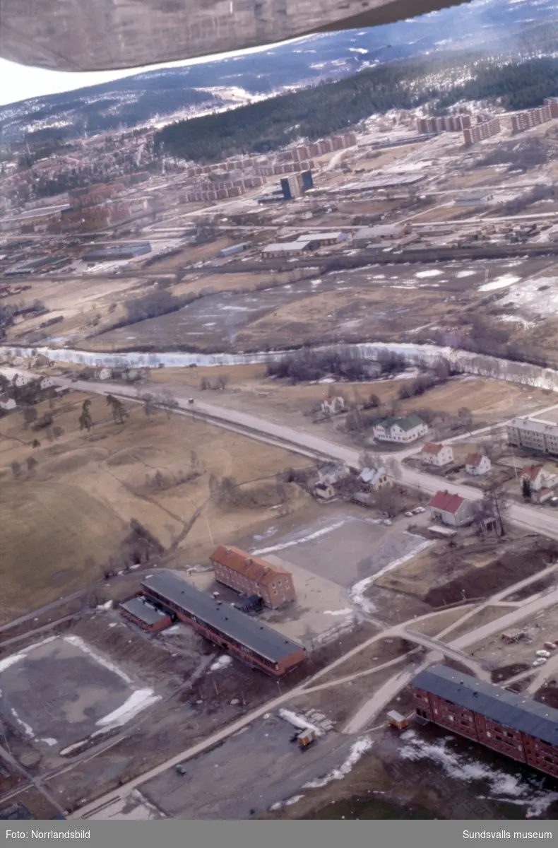 Flygfoto över Granlo 1971 med skolan och gravkullarna i Högom. I övre delen av bilden Nacksta och Vinkeltået.
