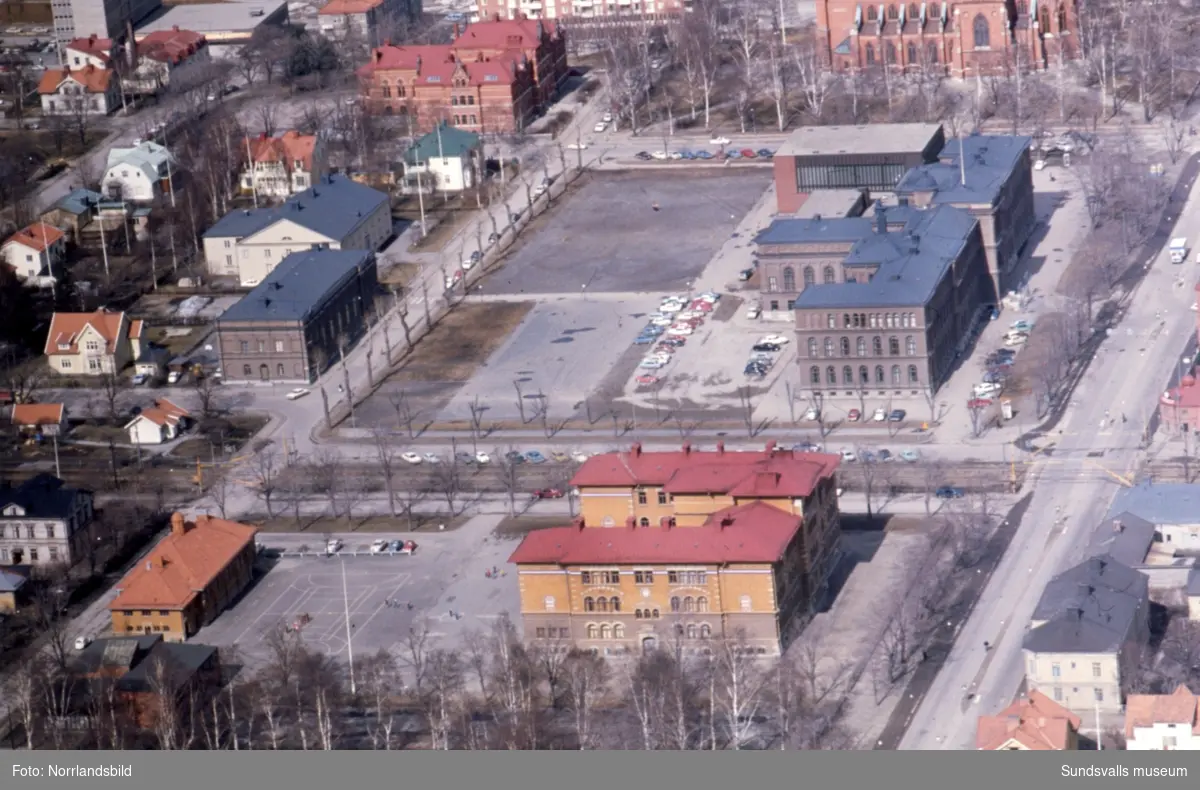 Flygfoton över Gustav Adolfsskolan, Hedbergska skolan och Flickskolan 1971, med omgivande bebyggelse.