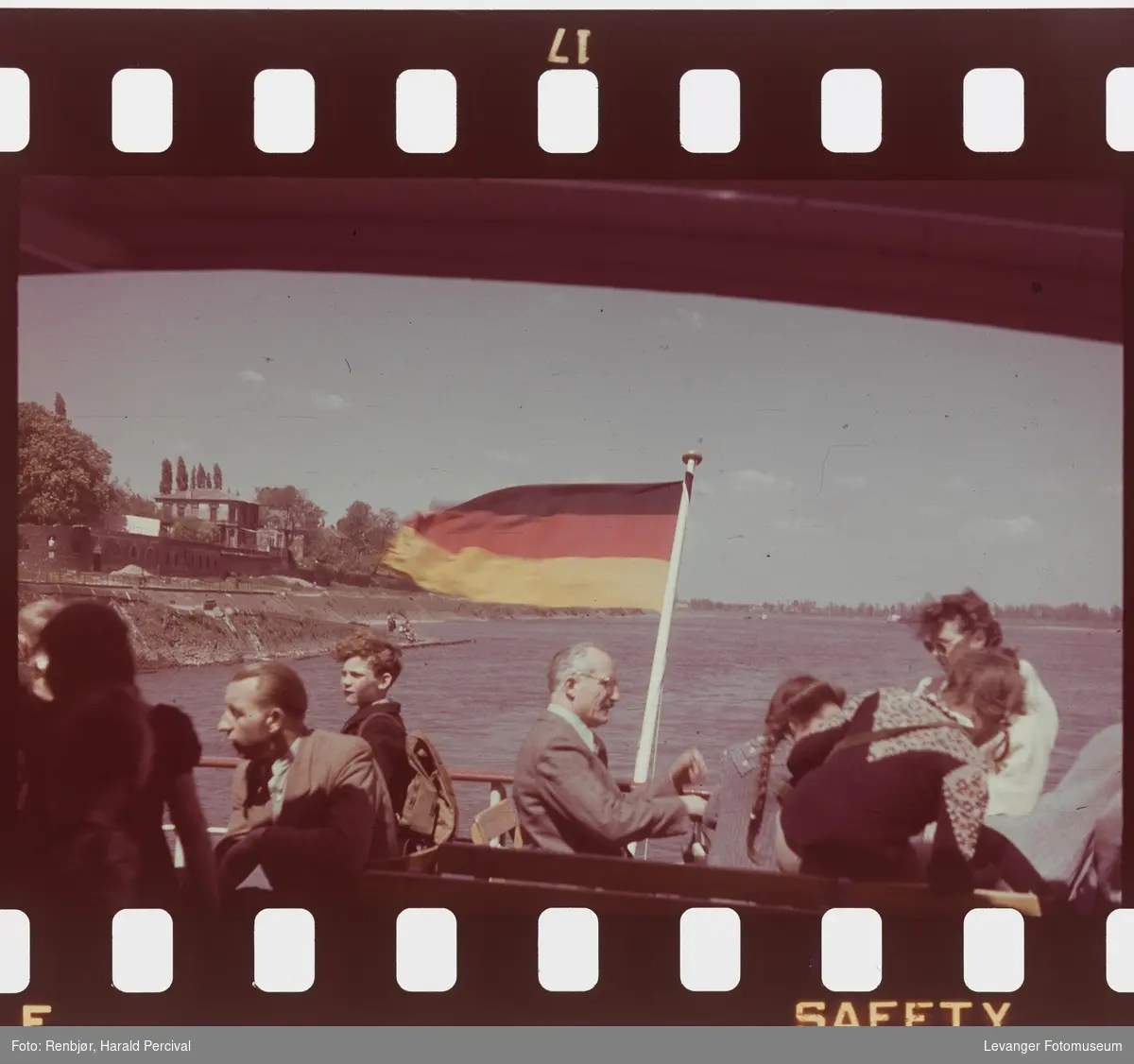 Fra Tyskland, i forbindelse med Renbjørs deltaking på den årlige Fotomessen i Køln. Fra båttur på Rhinen.