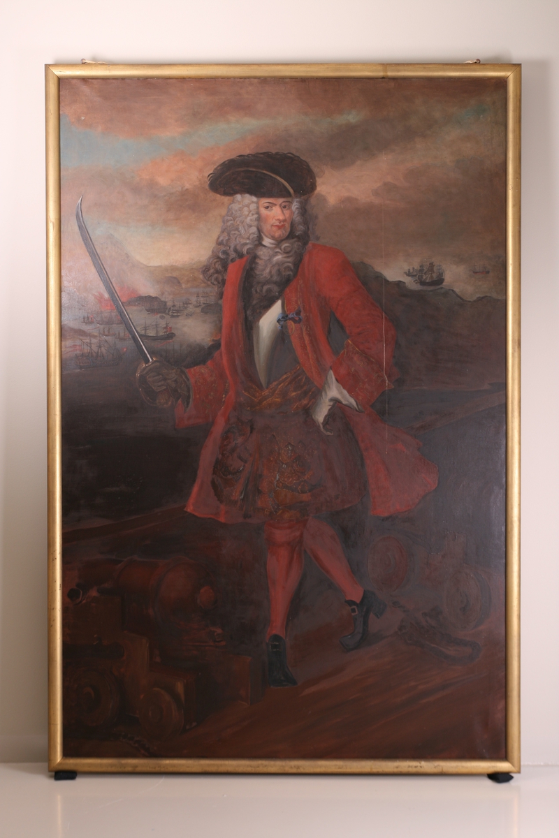 Portrett av Peter Tordenskjold i helfigur. Han er ombord på et krigsskip med en stor kanon foran og erobringen av Marstrand i bakgrunnen.