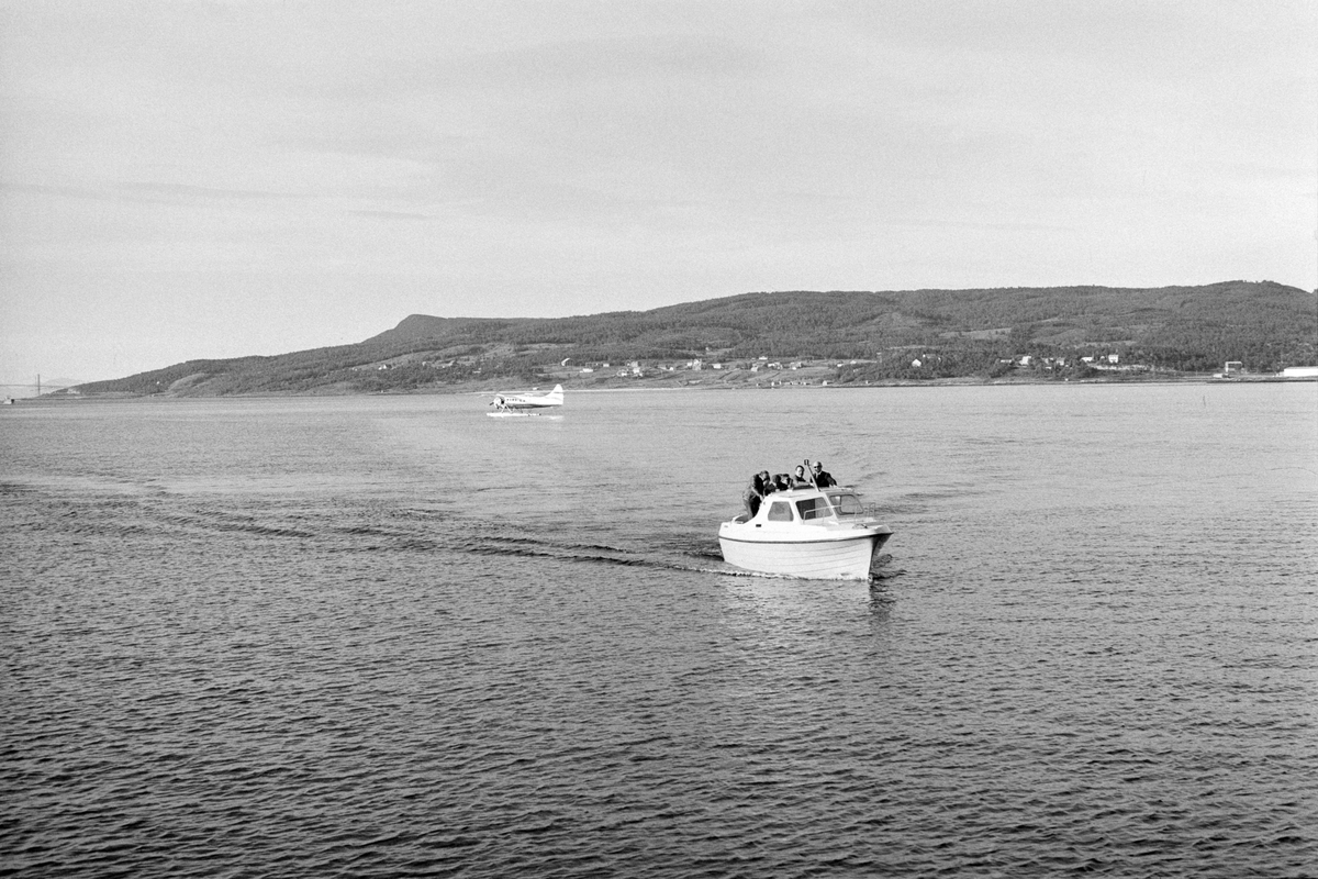 Båt og sjøfly i Tjeldsundet. Tjeldsundbrua og Steinsland i bakgrunnen.
