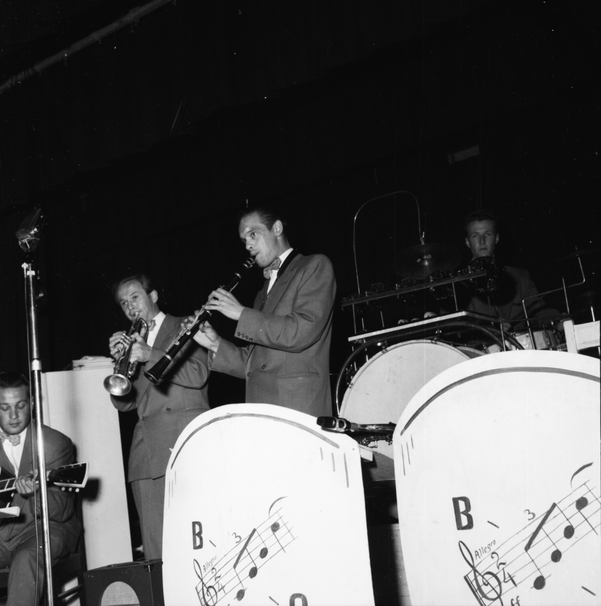 Vardens arkiv. "Siste danseaften i Brekkeparken. Orkesterparade. Riehurt, Olaf Knudsen og Juva". 10.09.1953
