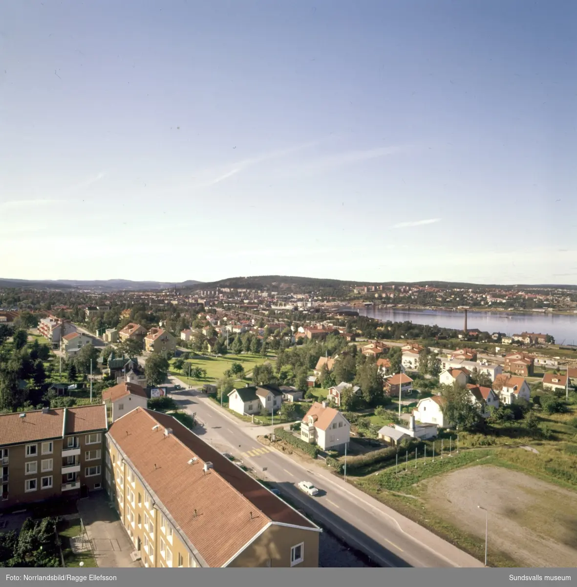 Bilder tagna från höghuset på Skönsmon åt olika väderstreck, med gammal och ny bebyggelse.