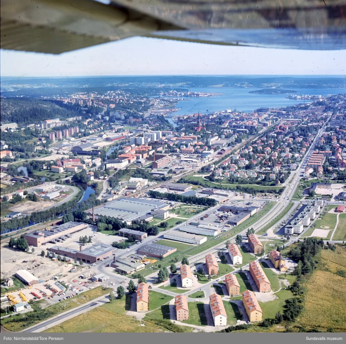 Flygfoto taget från Vinkeltået och Nacksta industriområde ut mot fjärden.