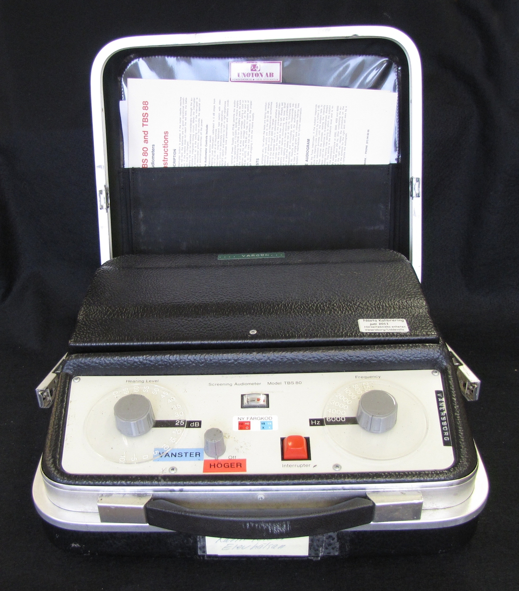 Audiometer för hörselkontroll.

Föremålet ingår i en samling med föremål som använt av skolsköterskorna i Vänersborg genom åren.