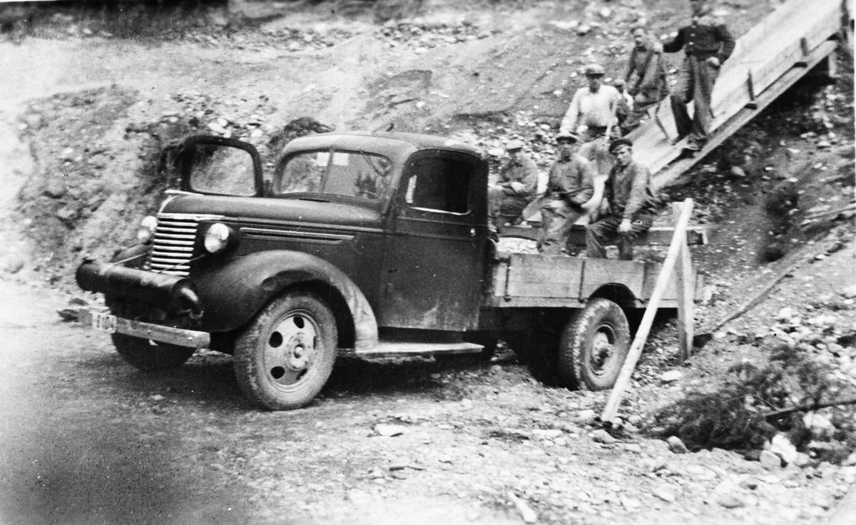 Menn på lasteplanet på lastebil Chevrolet 1939 tilhørende Sigurd Nøren.