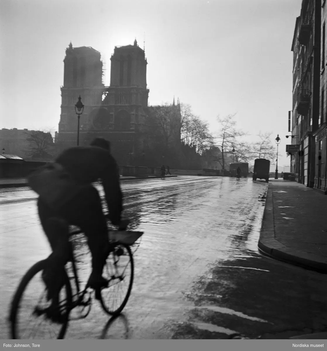Cyklist, Notre Dame i bakgrunden. Paris.