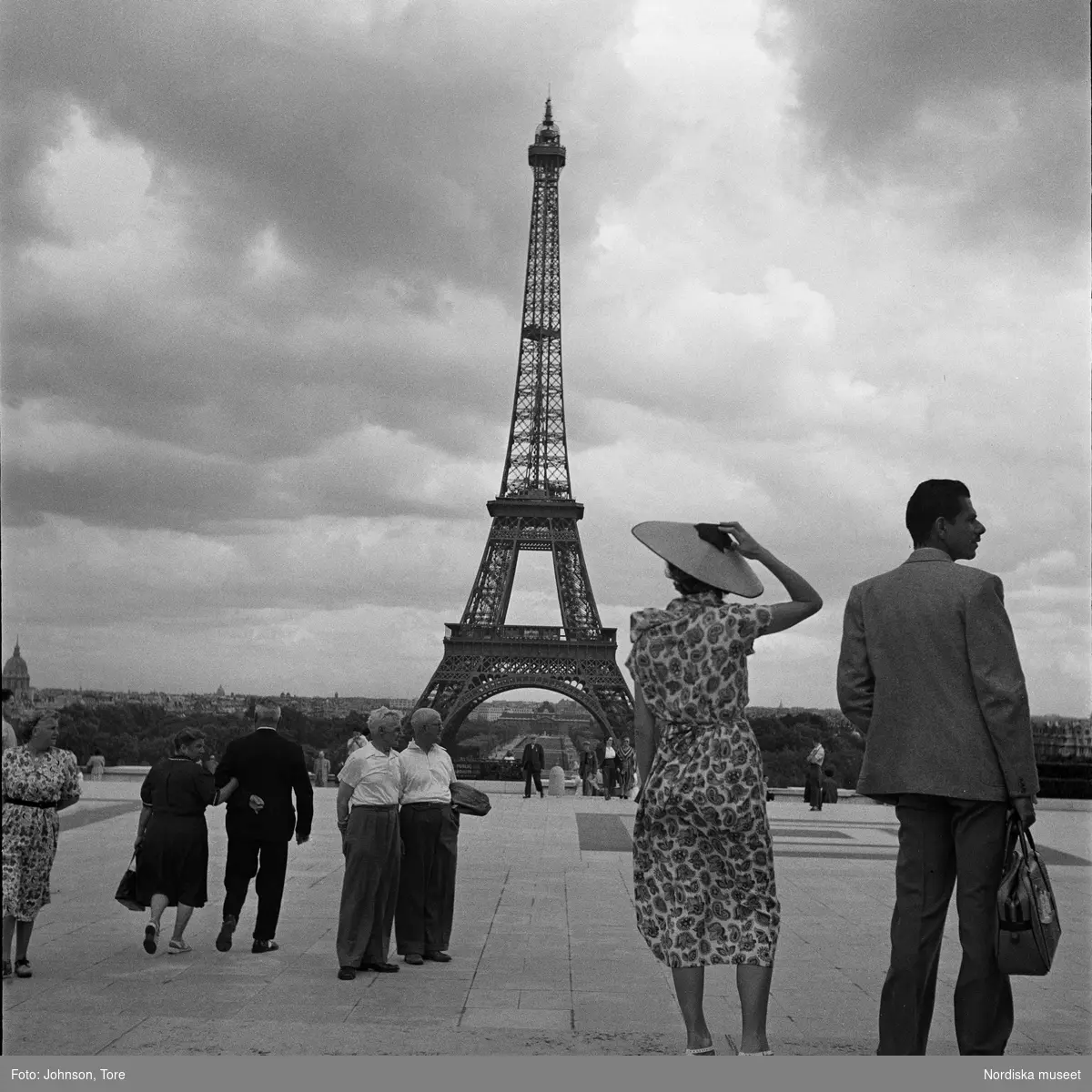 Paris. Turister vid Eiffeltornet.