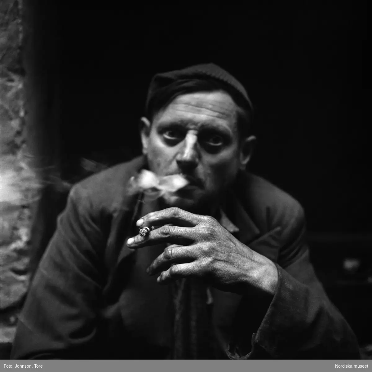 Paris. Porträtt av cigarettrökande man.