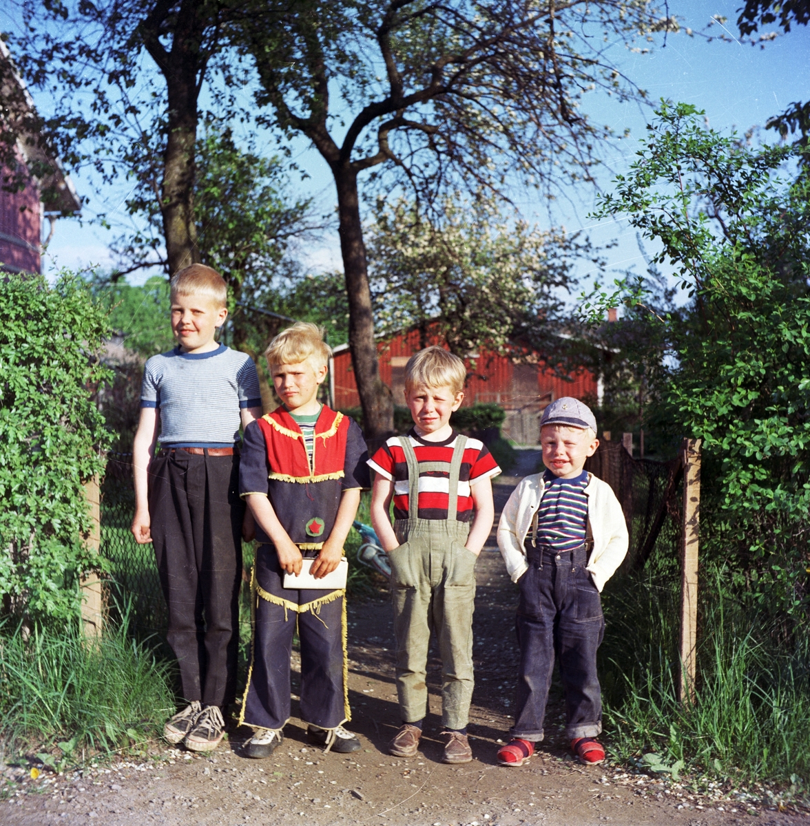 Fyra barn som bor i området Viktoria i Huskvarna.
