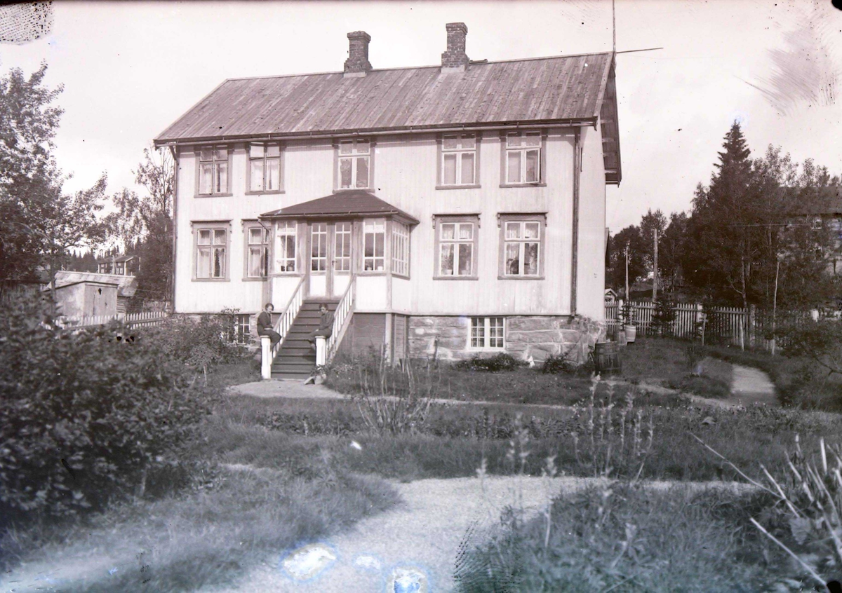 Hus, hage, glassveranda, bordtak. - Helgeland Museum / DigitaltMuseum