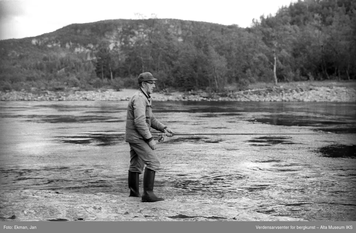 Landskap med personer.

Fotografert 1982.

Fotoserie: Laksefiske i Altaelva i perioden 1970-1988 (av Jan Ekman).
