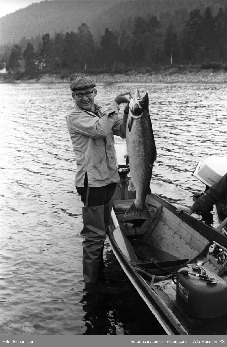 Fangst med personer.

Fotografert 1970.

Fotoserie: Laksefiske i Altaelva i perioden 1970-1988 (av Jan Ekman).
