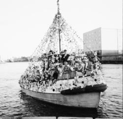 Vardens arkiv. "Sanitetsforeningen arr. brygge- løyer, hawai