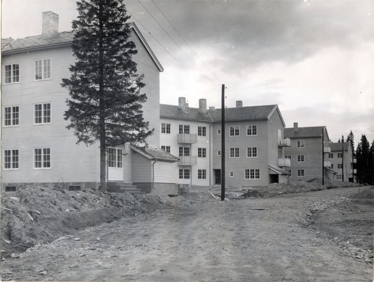Boligblokker under oppføring. "Stjerneblokkene" var Jernverkets første boligprosjekt. Boliger for arbeidere med familier ansatt ved Norsk Jernverk Mo i Rana.