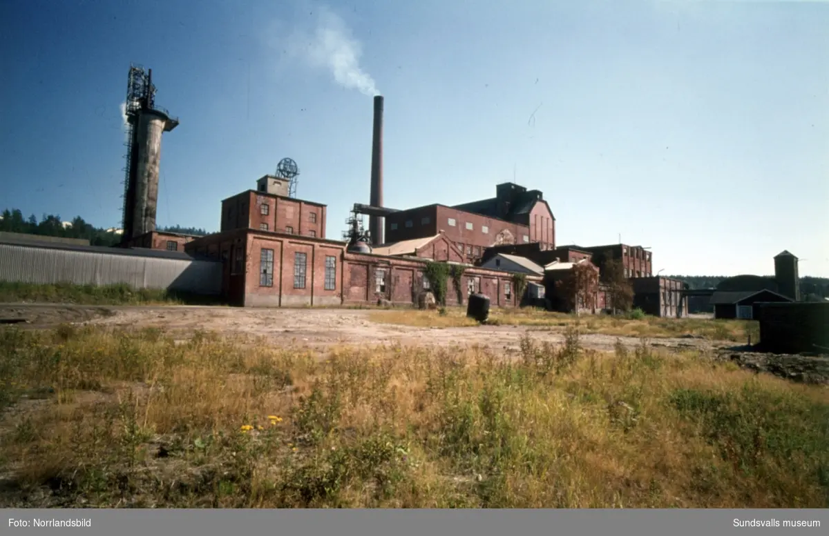 Exteriör- och interiörbilder från den nedlagda fabriken i Essvik.