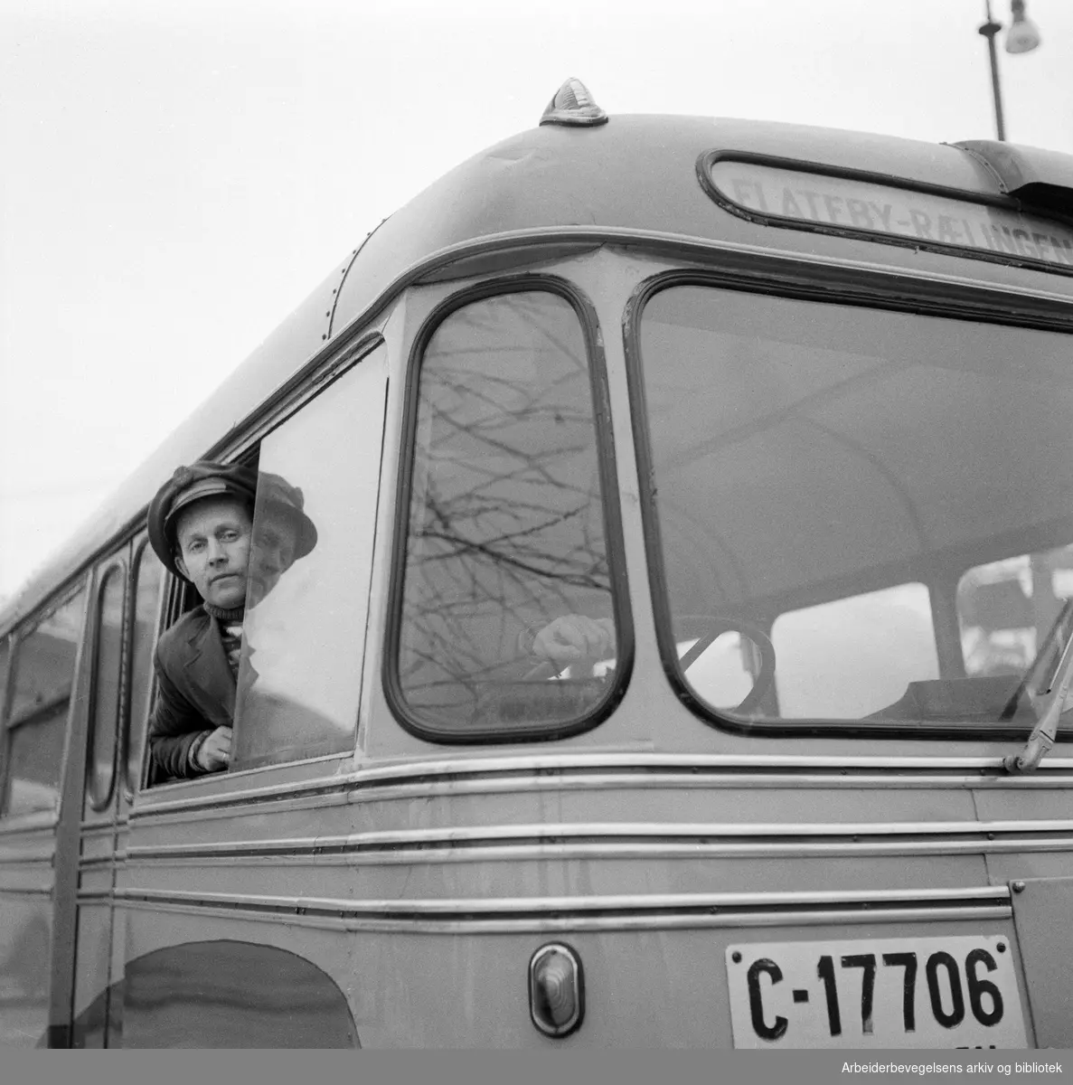 Birger Sæther, sjåfør på ruten Flateby - Rælingen - Oslo. Januar 1957.