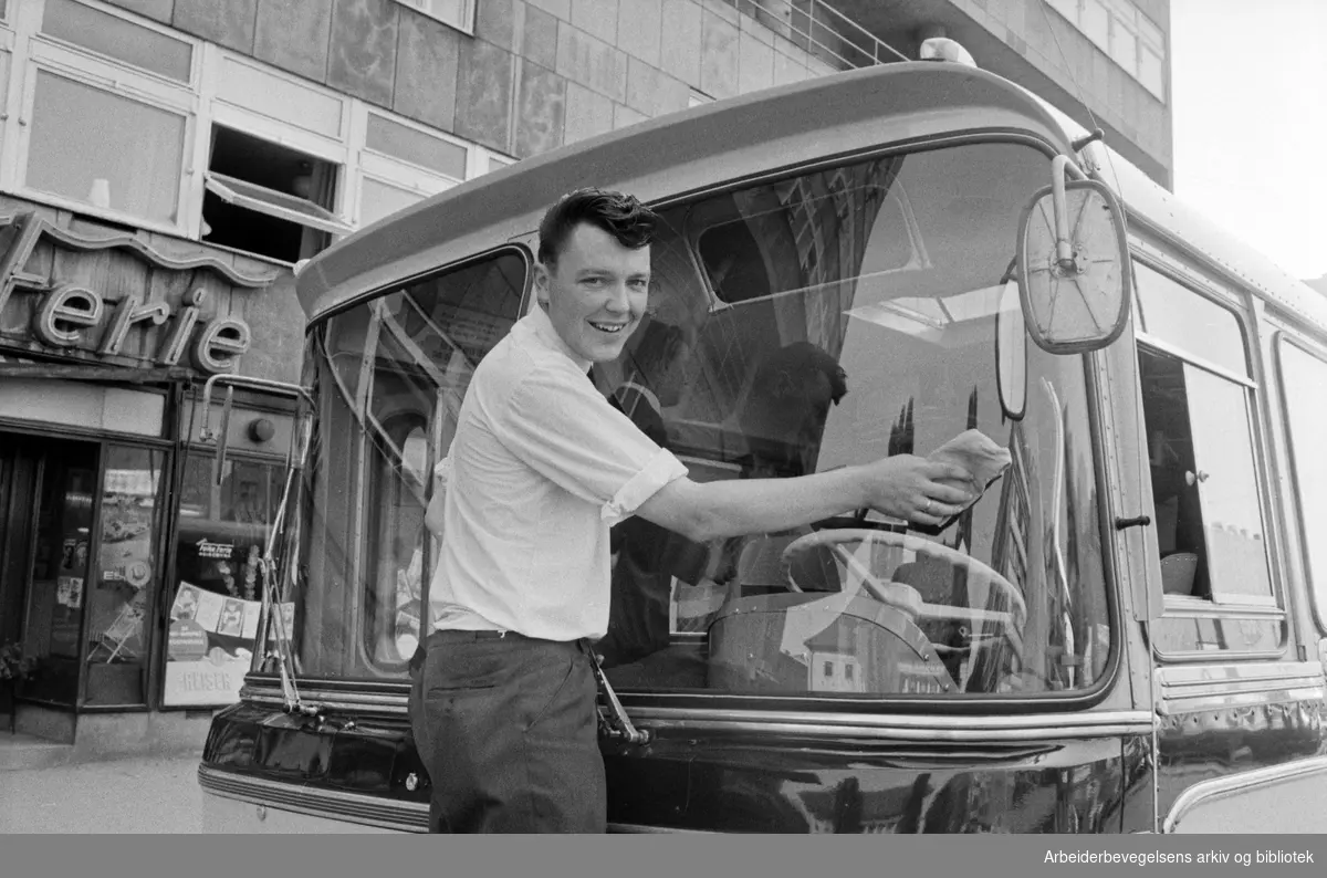 Bussjåfør Ole Andreas Ingemoen på en turistbuss utenfor Norsk Folkeferies ekspedisjon på Arbeidersamfundets plass. Juli 1968.