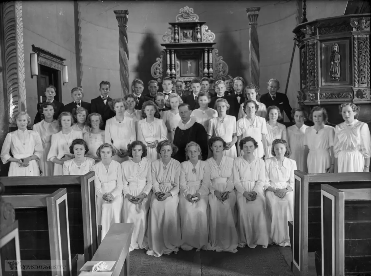 Konfirmanter i Eidsvåg kirke i 1952.
