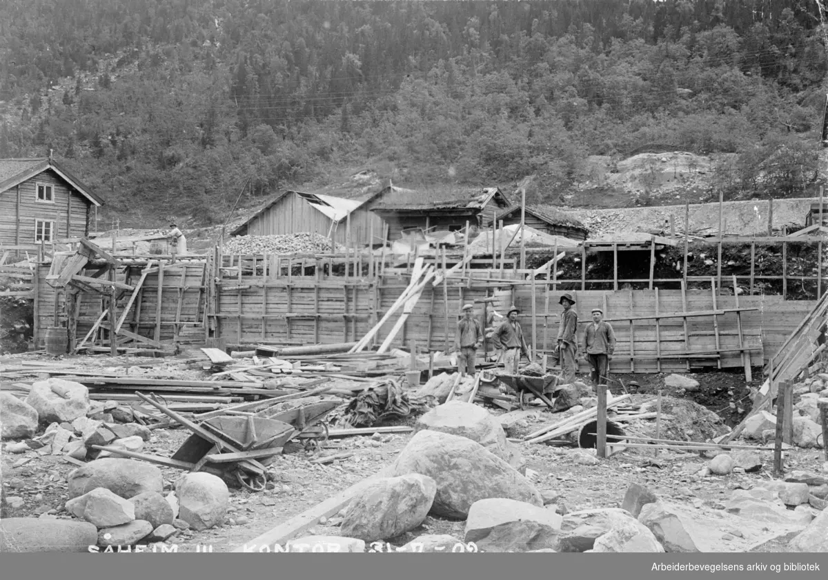 Norsk Hydros industrireising på Rjukan. Kontorbygget reises på Såheimsletta, juli 1909.