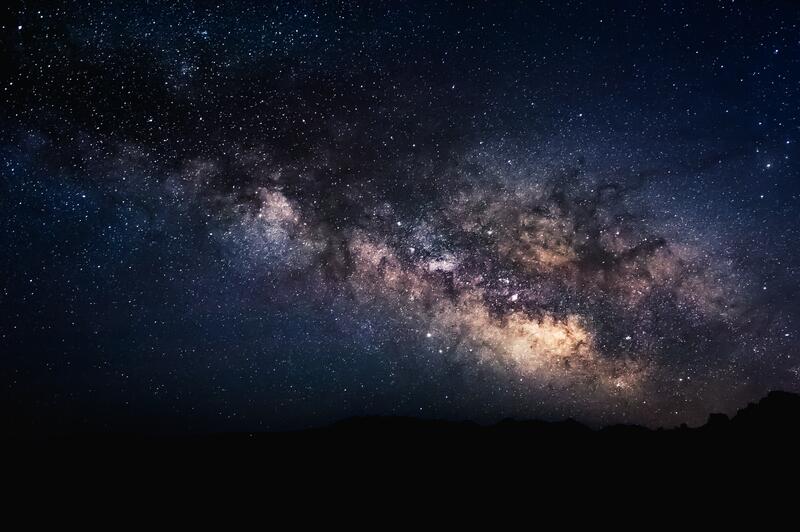 Bildet viser en stjernehimmel. Det ser ut som melkeveien. (Foto/Photo)
