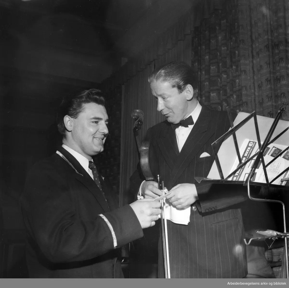 Kapellmester Gunnar Jensen (til høyre) og ukjent på Soria Moria Restaurant i Oslo. Februar 1953.