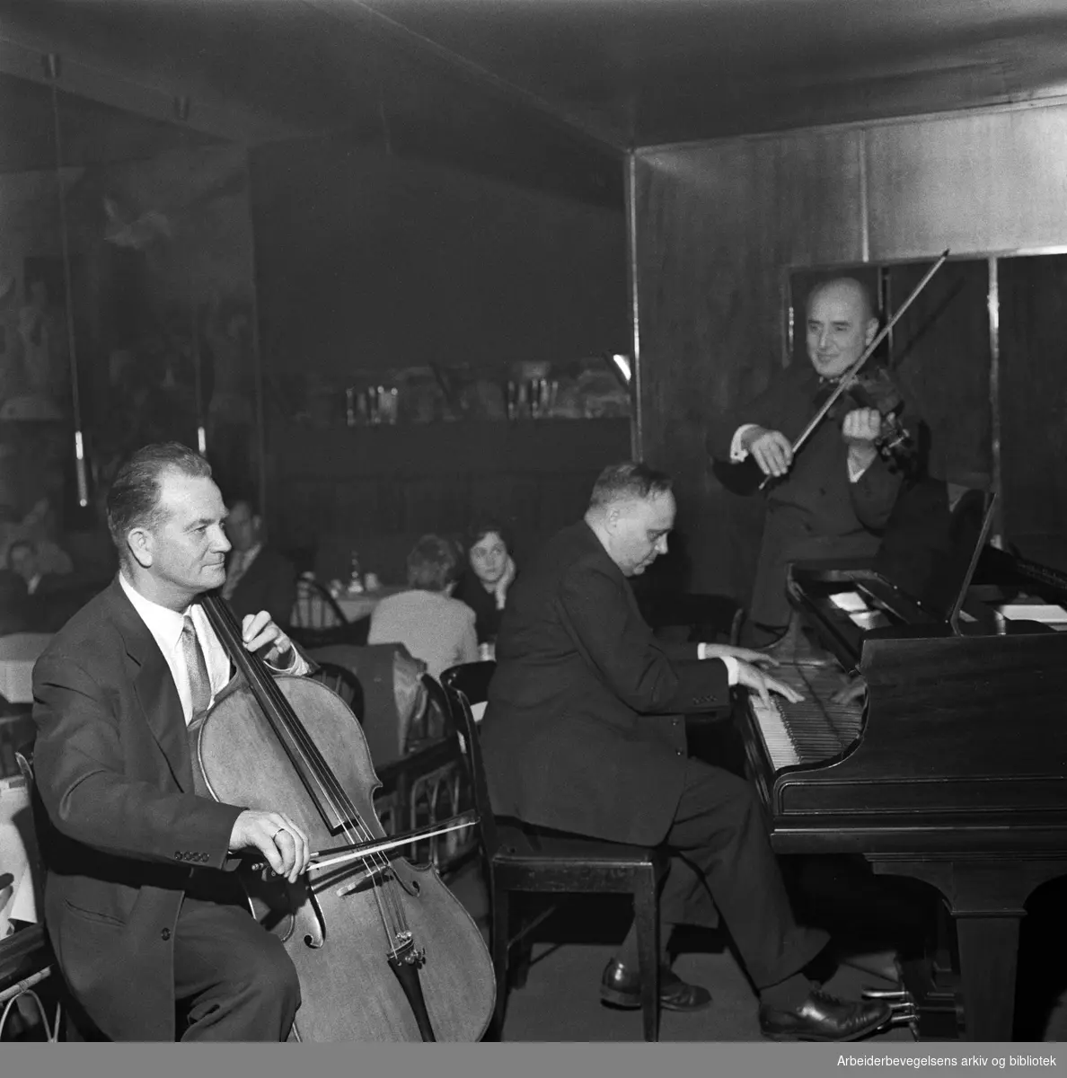 Kafémusikere under ledelse av kapellmester Assen Güroff (med fiolin) på Restaurant Cecil - som lå ved hjørnet av Rosenkrantz’ gate og Stortingsgata 8 i Oslo. Januar 1961.