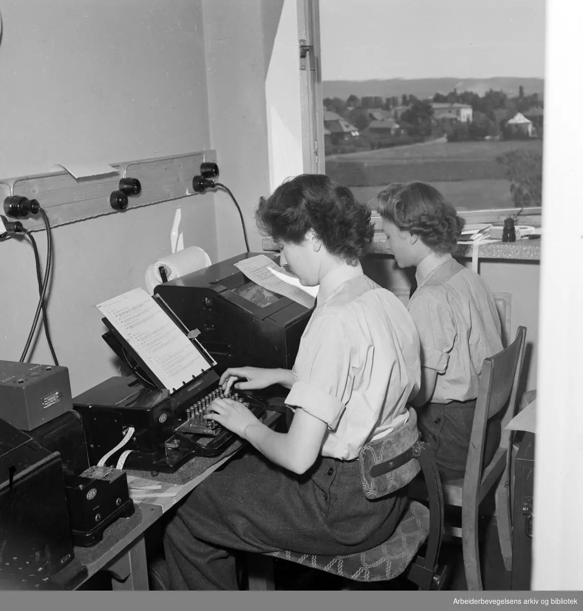 Meteorologisk Institutt på Blindern. 1946 - 1952. Kvinnelig personell i militæruniformer. Ingen øvrige oppl.