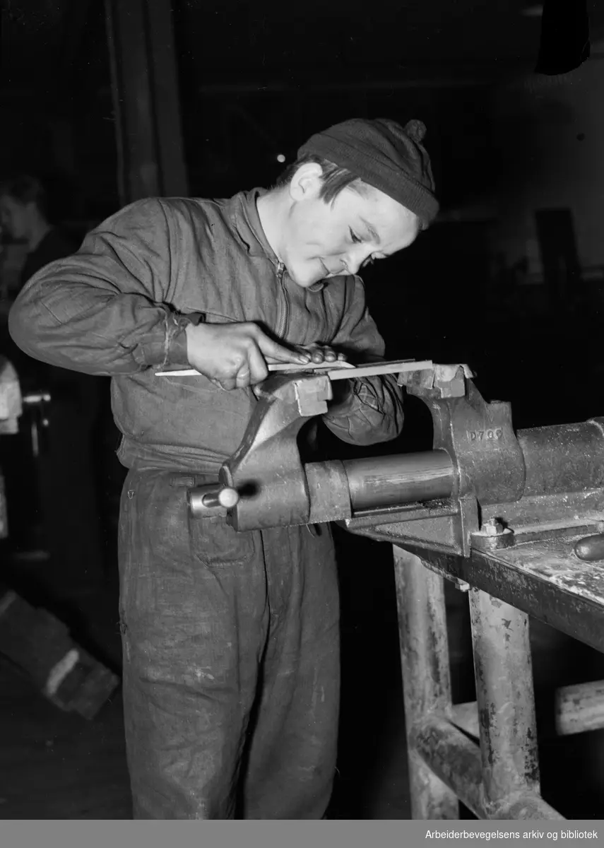 Læregutt i arbeid ved en skrustikke. Thune Fagskole. Oktober 1946.