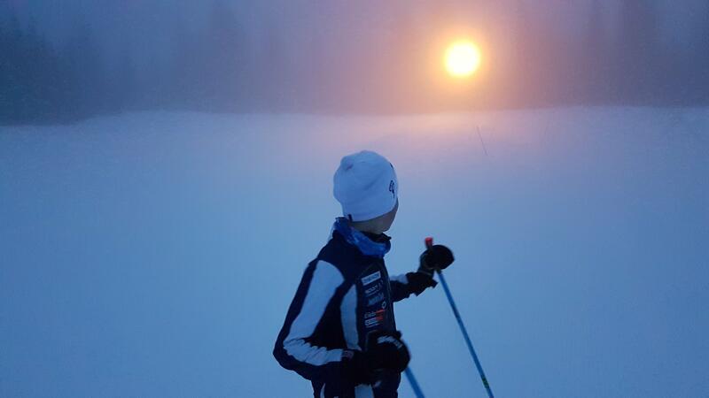 Bildet viser en gutt på skitur