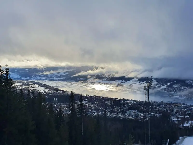 Bildet viser utsikt over Mjøsa tatt på vinterstid fra Lysgårdsbakken i Liillehammer.