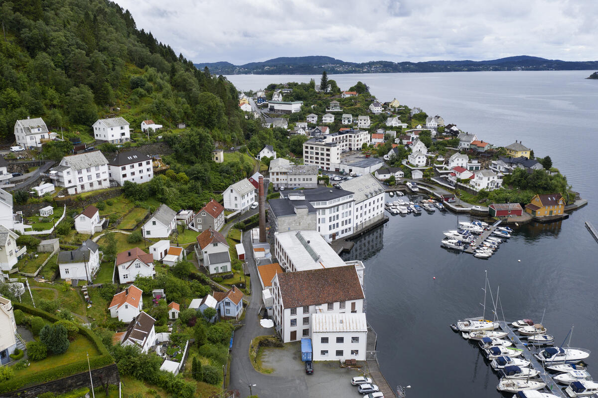 Bygda Salhus utanfor Bergen, med den tidlegare tekstilfabrikken Salhus Tricotagefabrik.