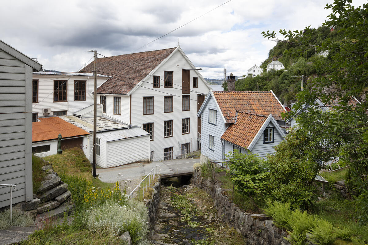 Bygda Salhus utanfor Bergen, med den tidlegare tekstilfabrikken Salhus Tricotagefabrik og arbeidarbustadar.. (Foto/Photo)