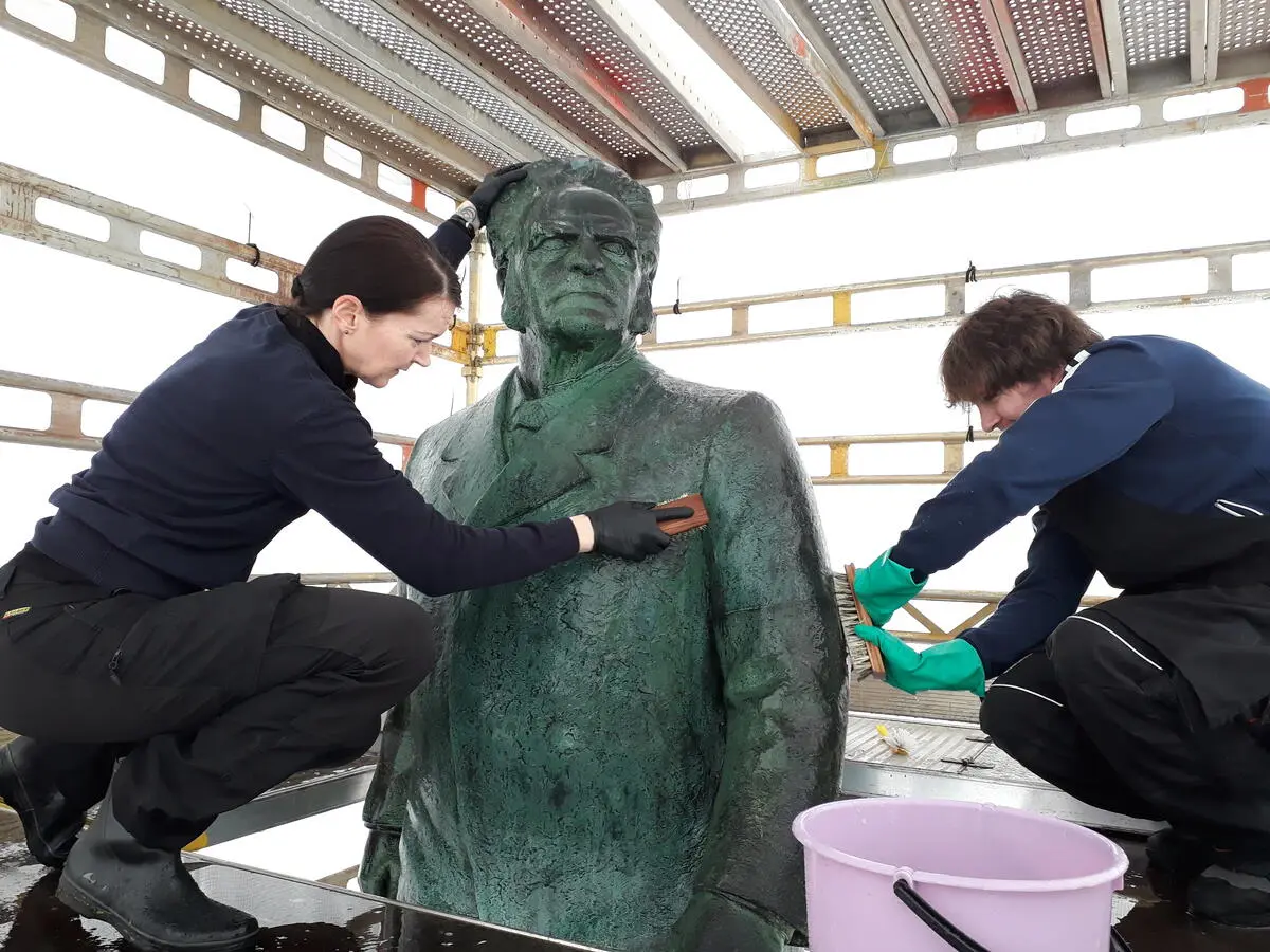 In situ-konservering av Gustav Vigelands statue av Bjørnstjerne Bjørnson i Teaterparken i Bergen