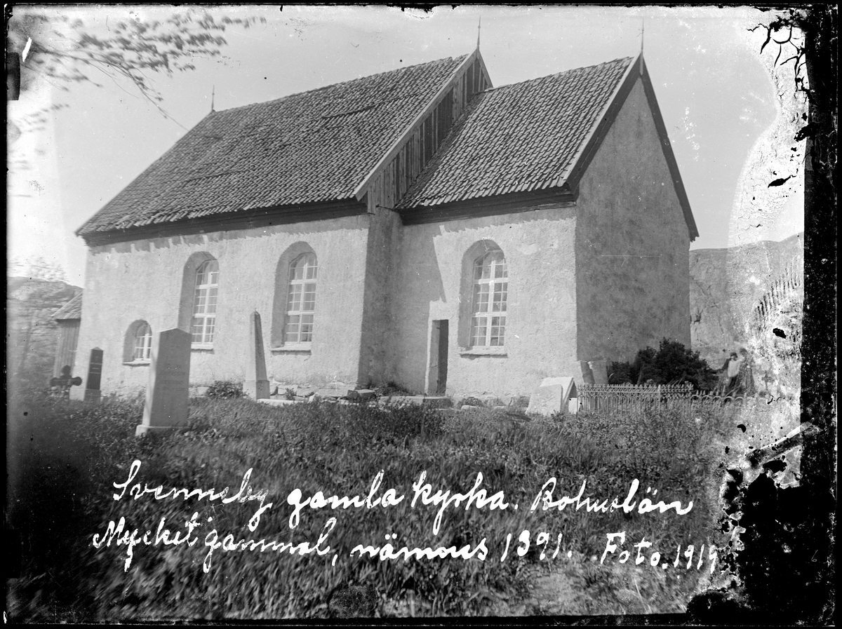 Enligt notering: "Svenneby gamla kyrka. Bohuslän. Mycket gammal, nämns 1391.. Foto 1919".