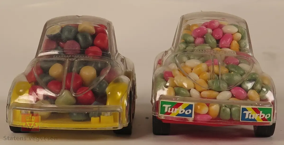 Gjennomsiktig karroseri og fyllt med flerfarget godteri, hovedsakelig laget av plast.