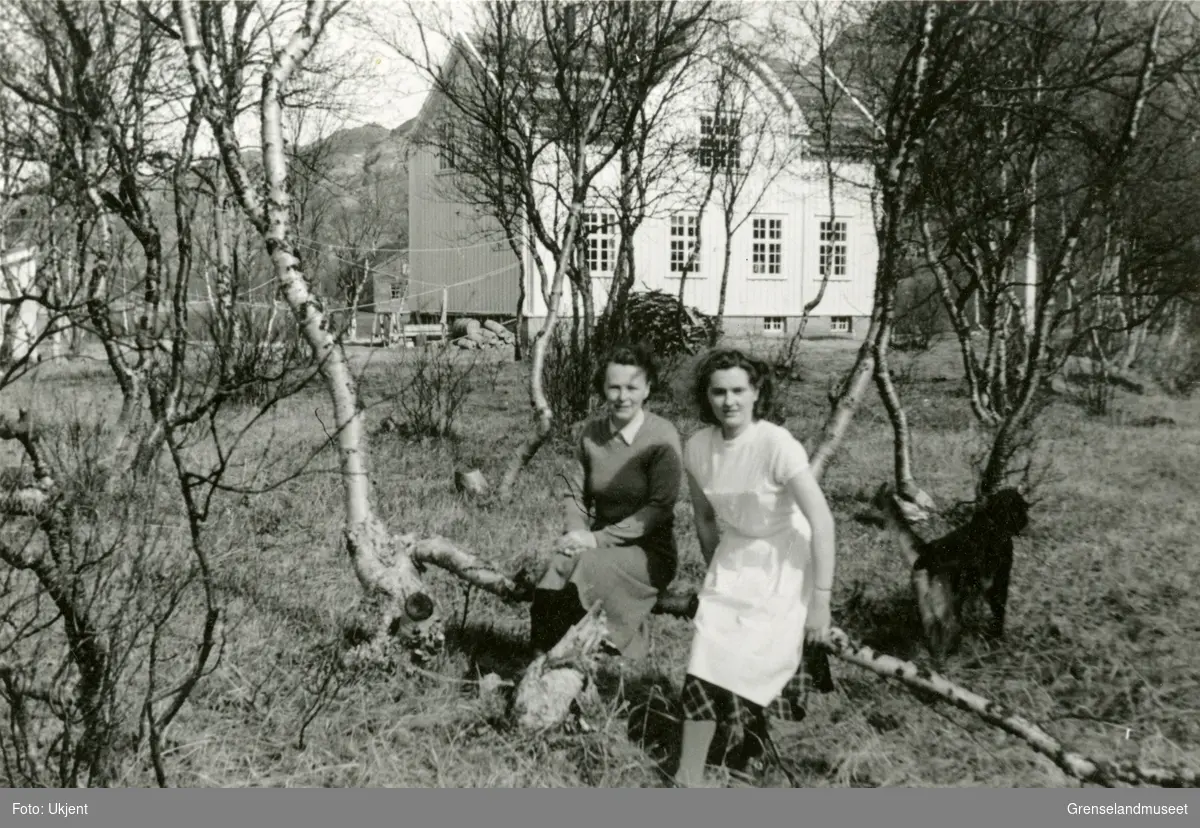 Grense Jakobselv skole, 1949. Til høyre i bildet sitter Bjørg Hanslien. I skyggen, til høyre for de to damene, står det en hund.

