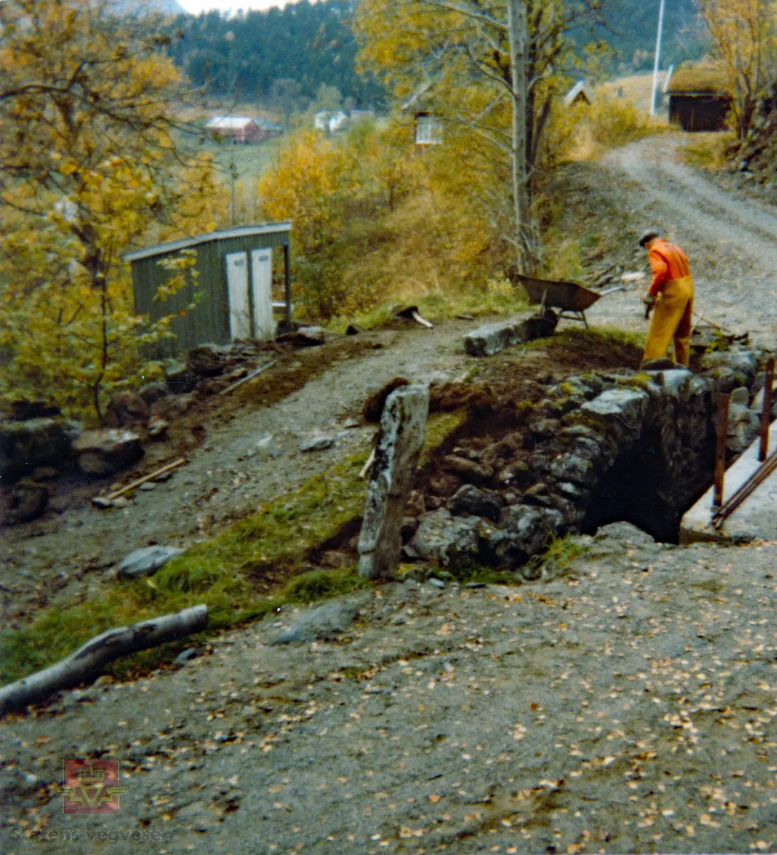 Gjerset steinhvelbru, som ligger like overfor fylkesveg 64 i Gjerdsetbygda i Rauma kommune. Brua ble bygd i 1833, ombygd i 1850 og restaurert i 1978. Brua ligger i dag på en privat veg som går til Gjerdset turistsenter.

Motivet viser brua under restaurering i 1978
