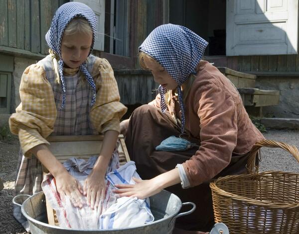 To jenter vasker klær