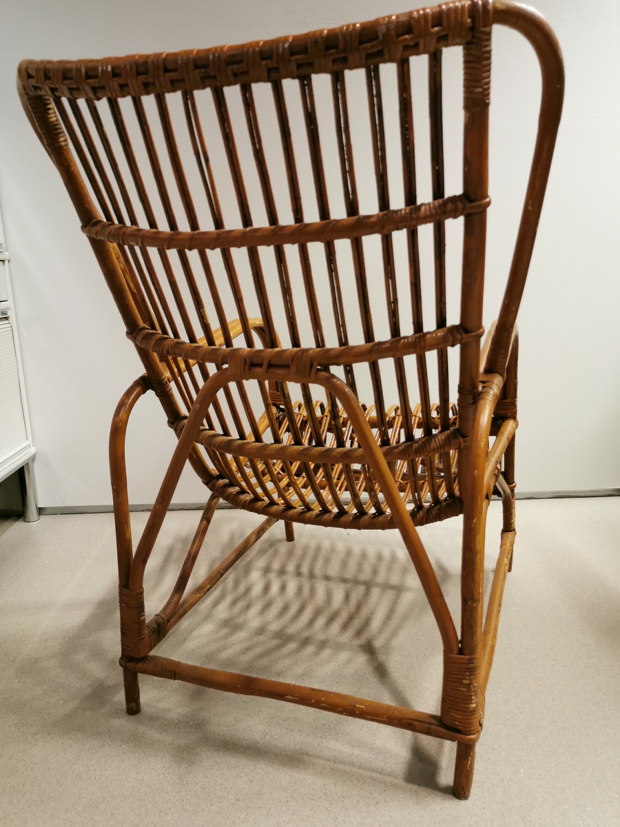 Stol med et sete og stolrygg bestående av flere stive tråder av tre. Bundet sammen med tråder av tre. Stolen er malt, malingen er skallet av flere steder.