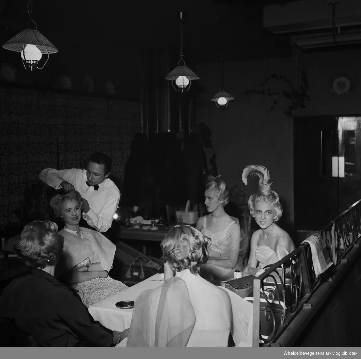 Frisørklubben Comme il faut viser årets hårmoter på restaurant Regnbuen. Februar 1958.