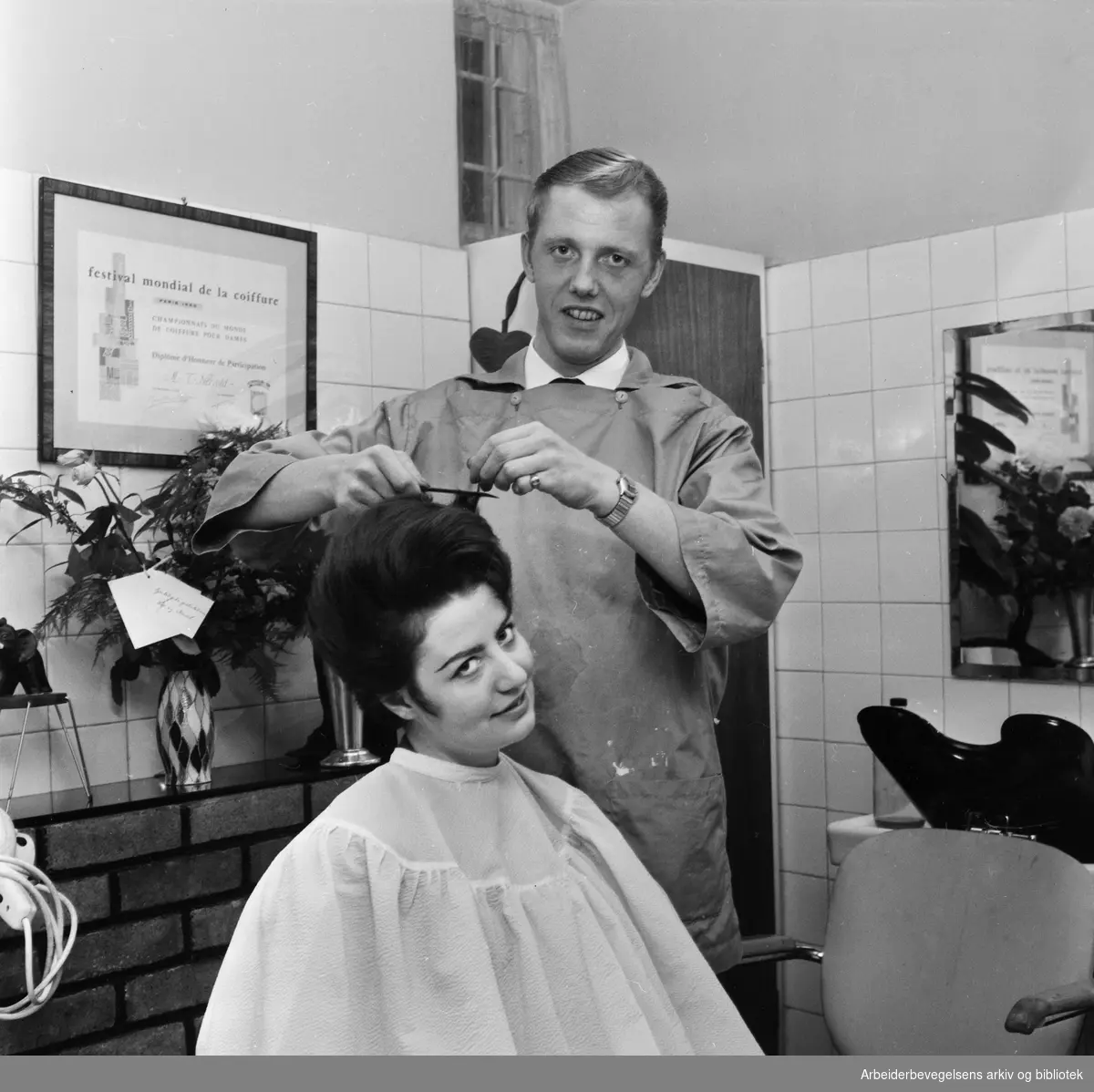 Den nordiske frisørmesteren, Tore Nervold, lager en "Sveitsisk" frisyre på modell Unni Hammer. November 1961.