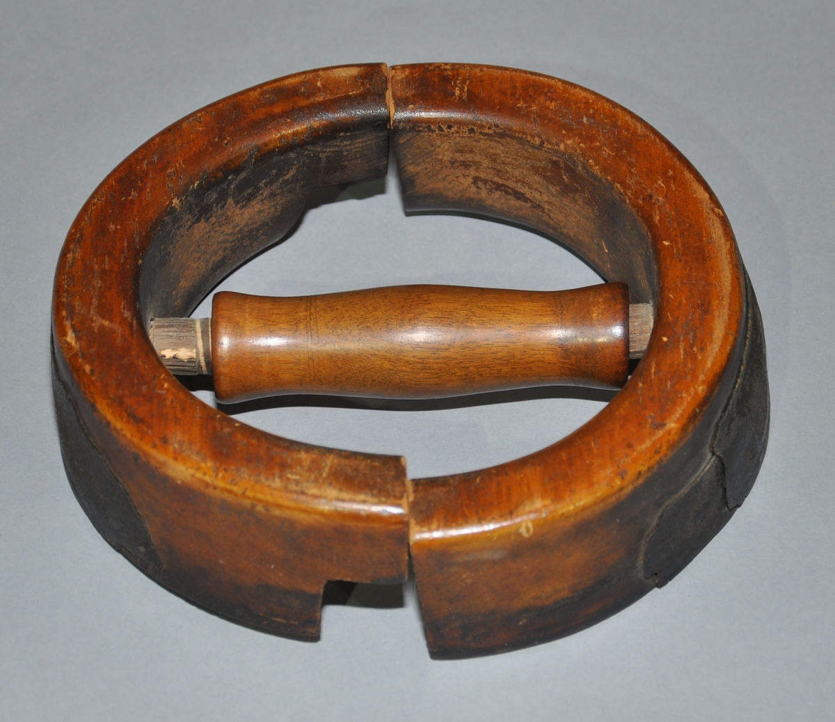 Fem hatteskruer av tre. Oval form er delt i to på midten og holdes sammen av jernstaver på sidene. På midten av formene er det et gjenget håndtak, for justerbar størrelse. Det er ikke gjenget håndtak på den ene av de fem formene.