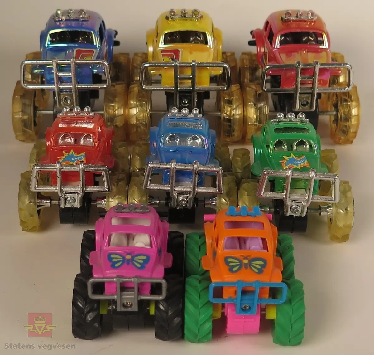 Samling av 8 "monstertruck" modellbiler. Bilen på bilde nr. Det er 2 røde, 2 blåe, 1 rosa, 1 grønn, 1 oransje og 1 gul bil. Alle bilene er laget av plast.
