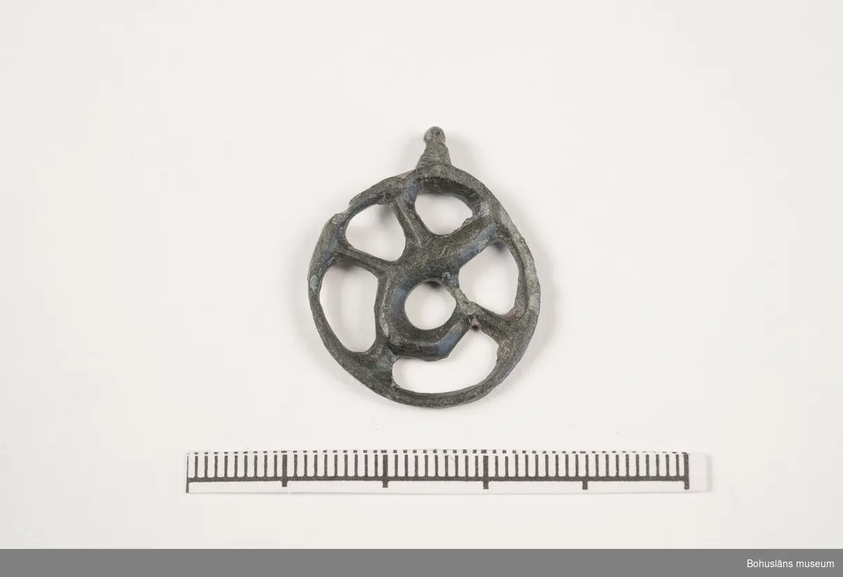 Hänge av brons i Urnestil tillhörande Ålborggruppen. av typen "Guds lamm".